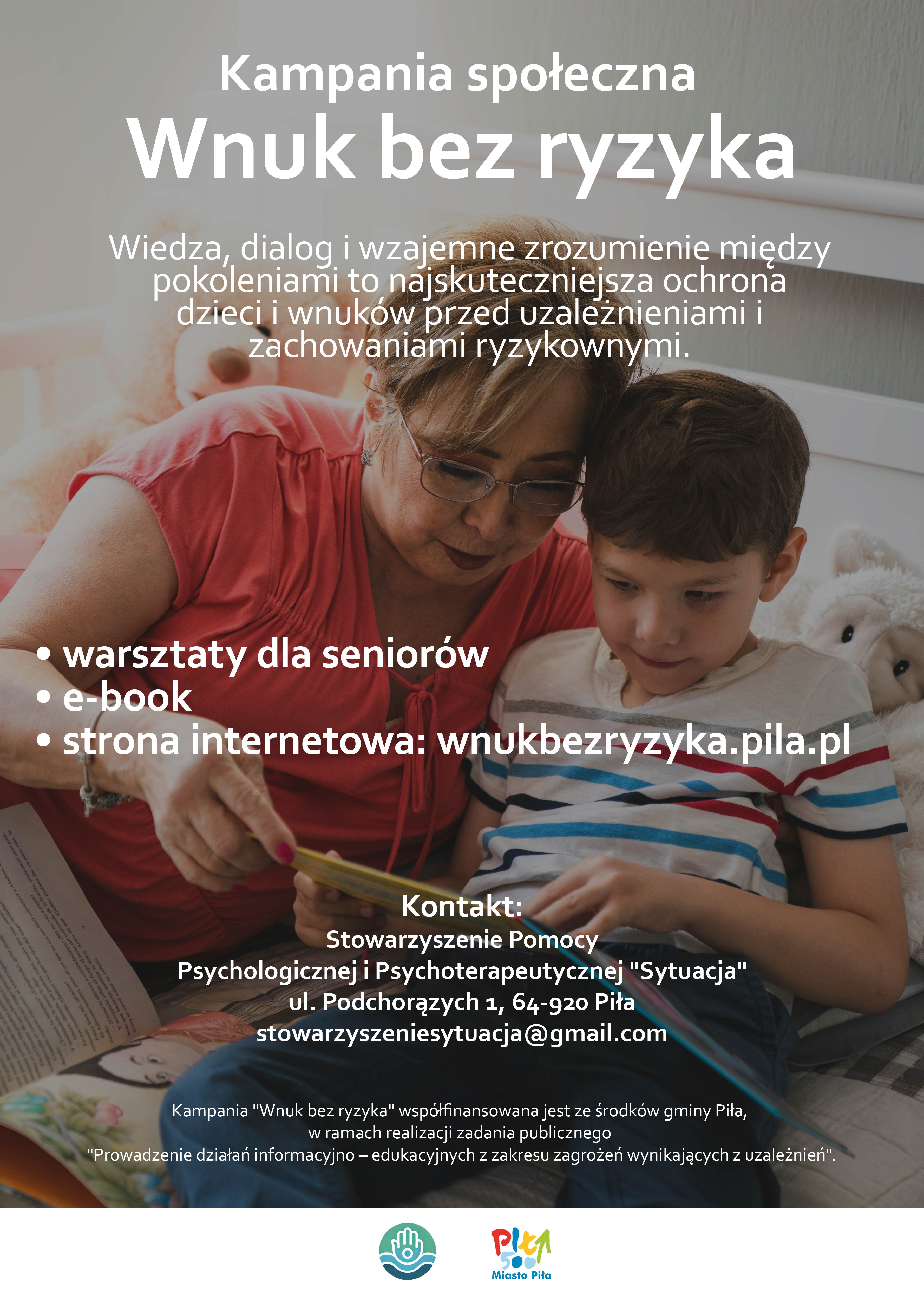 Uśmiechnięci uczestnicy projektu podczas rozmowy